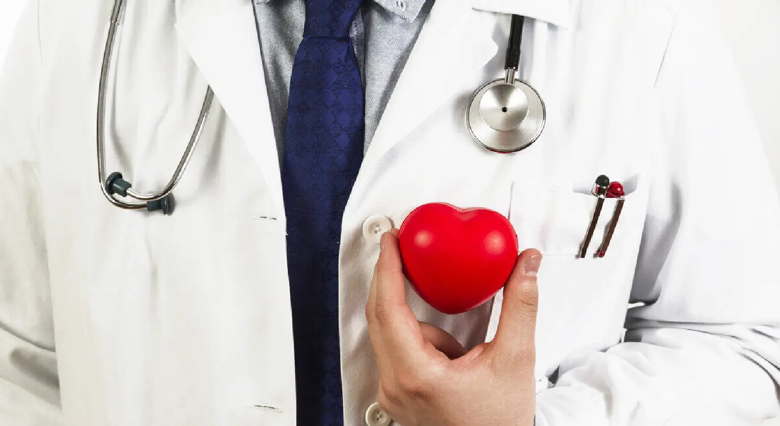 Cardiólogo sosteniendo un corazón de juguete en su pecho